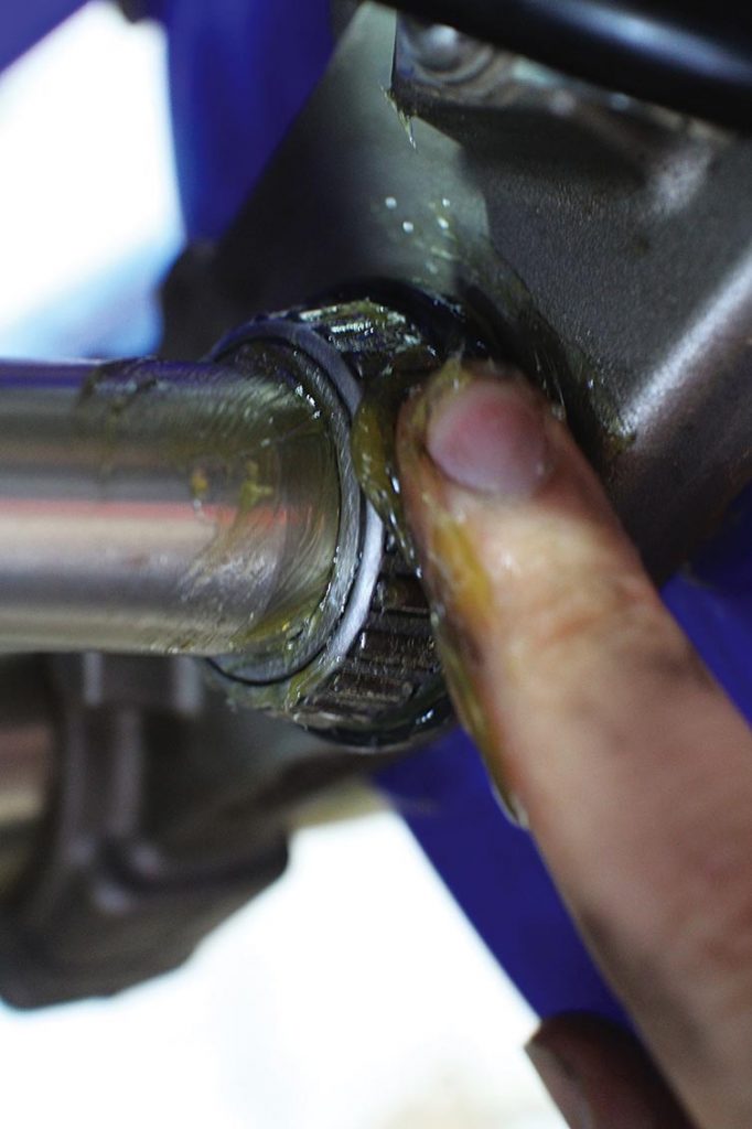 HowTo Grease Headset Bearings Transmoto