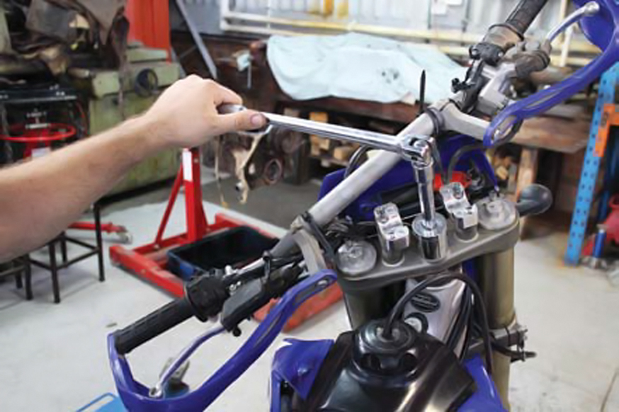 HOWTO GREASE & RETENSION STEERING HEAD BEARINGS Transmoto