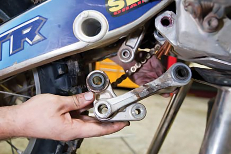 HOWTO DIAGNOSE & GREASE LINKAGE BEARINGS Transmoto